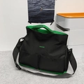 Schwarze Canvas-Umhängetasche für Reisen mit grünem Innenfutter und verstellbarem Riemen - Dunkelgrün