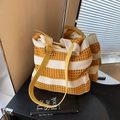 Bolso tote de punto a rayas amarillas y blancas con textura de ganchillo y piel - Amarillo