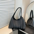 Borsa a tracolla minimalista in pelle litchi nera con decorazioni di occhielli argento - Occhiello Piccolo Nero