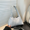 Borsa sottobraccio in pelle argento con occhielli metallici e trama a grana - Occhiello Piccolo Argento