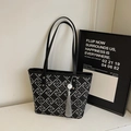 Moderne Shopper Tasche mit schwarz-weißem geometrischem Muster und Quasten-Anhänger - Schwarz mit Anhänger
