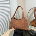 Borsa sottobraccio in pelle marrone con occhielli metallici e design punk vintage - Occhiello Piccolo Marrone