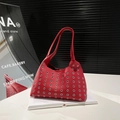 Borsa a spalla in pelle litchi rossa con occhielli metallici in stile punk moderno - Occhiello Piccolo Rosso