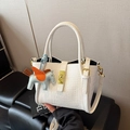 Weiße Eimer-Handtasche mit Krokodilmuster, Goldschloss und Pegasus-Anhänger - Weiß mit Anhänger