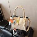 Schicke beigefarbene Eimer-Tasche mit Krokostruktur, Goldschloss und Pferdeanhänger - Khaki mit Anhänger