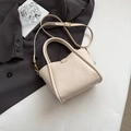Borsa a secchiello beige con trama a coccodrillo, doppi manici e dettagli dorati - Cachi (Senza Ciondolo)