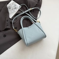 Borsa a secchiello celeste con stampa coccodrillo, dettagli dorati e tracolla - Blu Senza Ciondolo