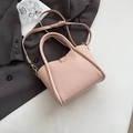 Borsa a secchiello rosa motivo coccodrillo con finiture oro e tracolla regolabile - Rosa Senza Pendente