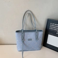 Sac fourre-tout bleu clair matelassé avec broderie florale blanche et doubles anses - Bleu Sans Pendentif