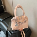 Sac bandoulière rose clair en similicuir brillant avec pendentif en forme de cœur - Rose