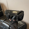 Borsa a tracolla in vernice nera lucida con fibbie argentate e struttura squadrata elegante - Nero