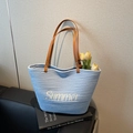 Hellblaue Strandtasche aus Geflecht mit Summer-Stickerei und braunen Ledergriffen - Blau