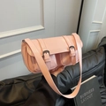 Borsa a tracolla rosa con doppie fibbie decorative e due tasche anteriori alla moda - Rosa