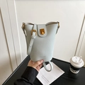 Mini borsa a secchiello celeste con motivo litchi, chiusura oro e tracolla regolabile - Blu