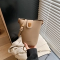 Secchiello beige chic a grana di litchi con fibbia dorata e tracolla in pelle - Cachi