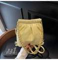 Détails du sac crème plissé avec surpiqûres en losange et bandoulière chaîne dorée - Jaune
