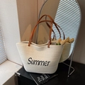 Cremefarbene Strandtasche aus Geflecht mit Summer-Stickerei und braunen Griffen - Gebrochenes Weiß