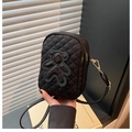 Borsa a tracolla trapuntata nera per cellulare con toppa orsetto e dettagli oro - Verticale
