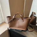 Sac fourre-tout élégant en cuir marron caramel avec deux poignées et bandoulière réglable - Marron