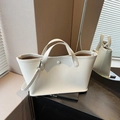 Sac fourre-tout élégant en similicuir blanc crème avec deux anses et bandoulière réglable - Blanc