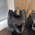 Grande borsa tote in denim nero lavato con tracolla regolabile e fibbia in metallo - Nero