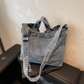 Borsa tote vintage in denim blu lavato con tracolla regolabile e finiture metalliche - Blu