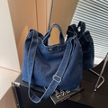 Borsa tote vintage in denim blu scuro con tracolla regolabile e chiusura in metallo - Blu scuro