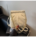 Elegante borsa a tracolla trapuntata bianco crema con coulisse e catena dorata - Bianco