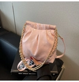 Borsa a secchiello rosa con trama a rombi e catena dorata per uno stile chic - Rosa
