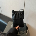 Mini sac seau noir en cuir à motif litchi avec détails à bords volantés - Noir