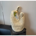 Dettaglio borsa a spalla in paglia intrecciata bianco crema con tulipano decorativo - Bianco Sporco