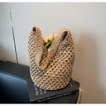 Borsa a spalla in paglia intrecciata traforata beige naturale con fodera in tessuto - Cachi