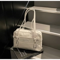 Detalle del bolso tote de cuero PU blanco con bordado Do Kuy y anilla metálica plateada - Blanco Roto