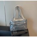 Detalle de bolso plateado metalizado con logo bordado y acabados metálicos finos - Plateado