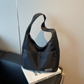 Bolso hobo retro negro con costuras blancas en contraste y dos bolsillos delanteros - Negro