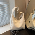 Bolso hobo minimalista en cuero PU blanco crema con correa ancha y etiqueta logo - Blanco Roto