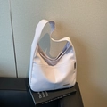 Bolso hobo minimalista de nailon lavanda con correa ancha y etiqueta de tela - Púrpura Claro