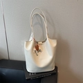 Borsa tote intrecciata bianca con spalline sottili e ciondolo a forma di cavallo - Beige Con Ciondolo