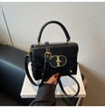 Detalle de mini bolso bandolera negro con diseño de perro en relieve y cierre de anillo - Negro