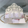 Detail der lasergeschnittenen Hochzeitseinladung mit silbernen Glitzersilhouetten - Silber Glitzer