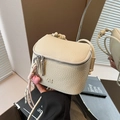 Borsa a tracolla beige in pelle martellata con ciondolo a cuore rosa e cinturino - Bianco con ciondolo