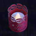 Dettaglio del paralume LED rosso tagliato al laser con motivo Babbo Natale e luce calda - Rosso Perlato