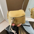 Mini borsa a tracolla gialla con motivo litchi, ciondolo a cuore e logo in metallo - Giallo con Ciondolo