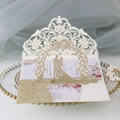 Elegante lasergeschnittene Hochzeitseinladung mit Goldglitzer-Silhouette und Rosen - Hellgold Glitzer
