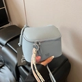 Borsa a tracolla azzurra con trama litchi, ciondolo a cuore e dettagli con zip - Blu con Pendente