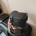 Borsa a tracolla nera a grana litchi con ciondolo a cuore e cerniera argentata - nero con ciondolo