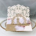 Détail de l'invitation de mariage découpée au laser avec paillettes dorées et carte fleurie - Or Clair Pailleté