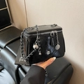 Petit sac carré en cuir gaufré noir avec bandoulière chaîne argentée et breloques - Noir Grand