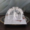 Partecipazione matrimonio laser 3D con arco di rose bianche e sposi che si baciano - Bianco