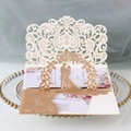 Détail d'invitation de mariage pop-up découpée au laser avec silhouette et paillettes dorées - Or Rose Pailleté